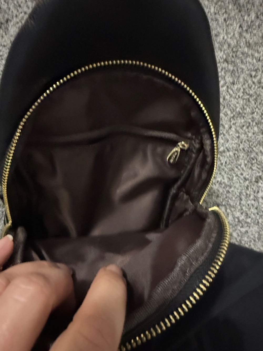 Inicat: BlackCrossbody Sling Bag with Gold Hardware - Picture 4 of 5